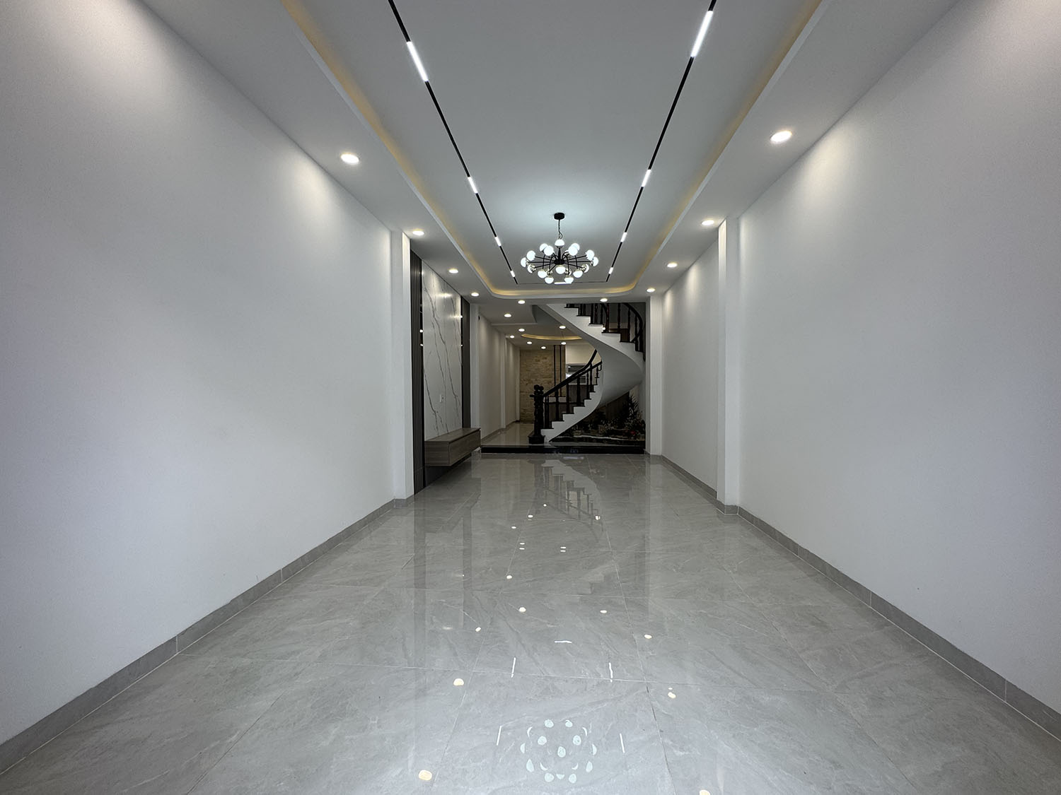 Nhà phố 3lầu (4,05m x 22,5m) có sân đổ ôtô, thiết bị ccấp khu kdoanh Nguyễn Thượng Hiền gần BOTANIC